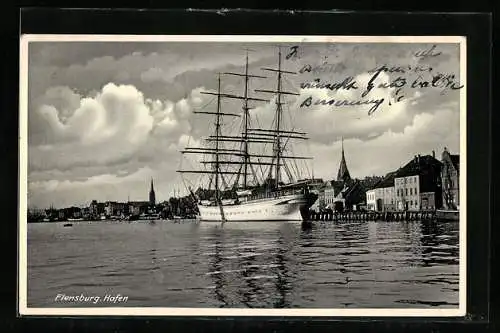 AK Flensburg, Hafenpartie mit Segelschiff und Ortspanorama