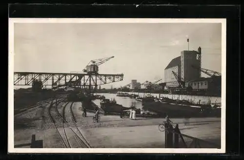 AK Basel, Kleinthüningen, Rheinhafen, Gesamtansicht des Hafenbeckens