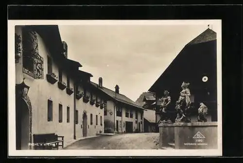 AK Pichl a. d. Enns, Strassenpartie, Allegorische Statuen