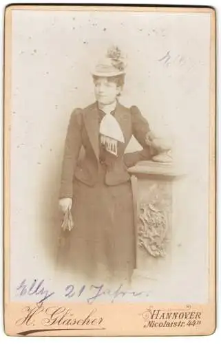 Fotografie H. Gläscher, Hannover, Nicolaistr. 44b, Elly in taillierter Ausgeh-Kleidung mit einem Hut