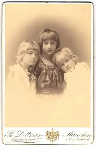 Fotografie B. Dittmar, München, Amalienstr. 6, Die Schwestern Helga, Edith und Thori Grönvold in inniger Pose