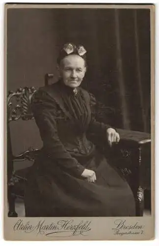 Fotografie Martin Herzfeld, Dresden, Pragerstrasse 7, Grossmutter Taume im schwarzen Kleid an einer Kommode