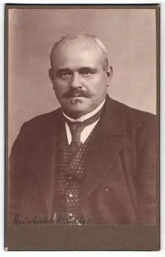 Fotografie unbekannter Fotograf und Ort, Reinhold Müller im Anzug mit gemusterter Weste, mit Schnurrbart