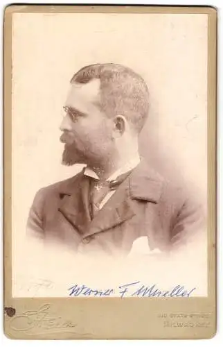 Fotografie Stein, Milwaukee, 310 State Street, Werner F. Mueller im seitlichen Portrait mit kurzem Haar und Bart