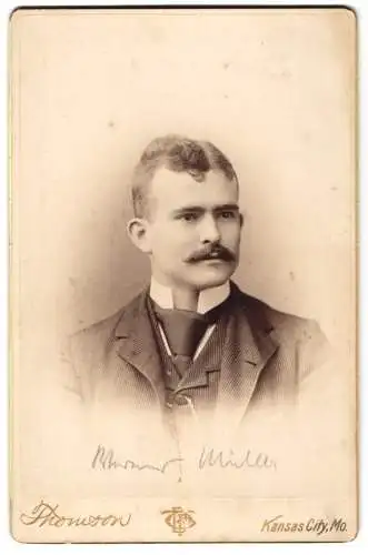 Fotografie P. Thomson, Kansas City, MO, 610 Main Street, Werner Müller im dreiteiligen Anzug mit Krawatte