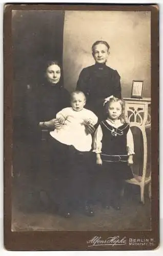 Fotografie Alfons Hepke, Berlin, Müllerstr. 20, Erich und Lucie Wilke mit Mutter und Grossmutter