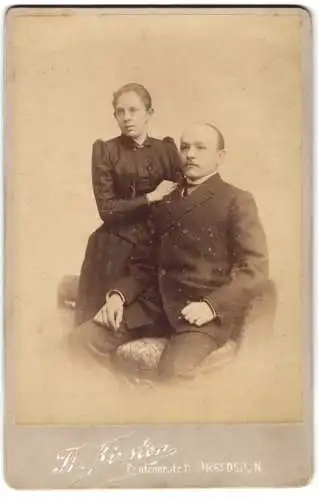 Fotografie Th. Kirsten, Dresden, Pautznerstr. 12, Alfred und Anna Reutsch als junges Ehepaar in Sonntagsgarderobe