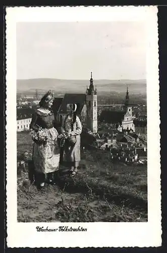 AK Krems /Donau, Frau und Mädchen in Wachauer Volkstrachten