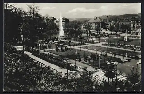 AK Aue / Erzgebirge, Stadtgarten mit Denkmal und Leuchtfontäne