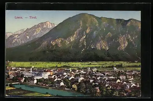 AK Lienz /Tirol, Ortsansicht gegen die Berge mit Wasserpartie