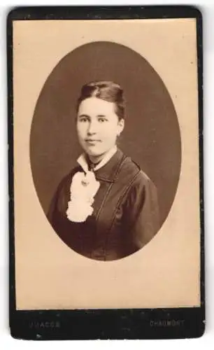 Fotografie J. Jacob, Chaumont, 21, Bt. de l`Est, Junge Dame mit zeitgenössischer Frisur