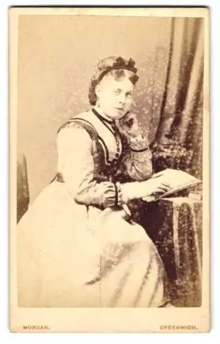 Fotografie W. T. Morgan, Greenwich, Bürgerliche Dame mit einem Buch