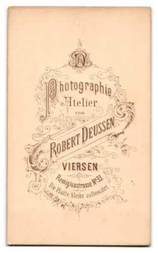 Fotografie Robert Deussen, Viersen, Remigiusstr. 33, Charmanter Herr im Anzug mit Fliege