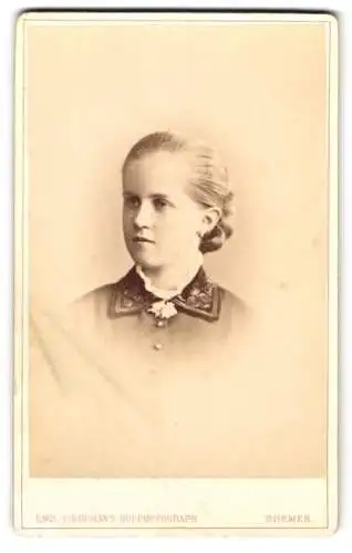 Fotografie Emil Tiedemann, Dessau, Akensche-Str. 4, Junge Dame mit zeitgenössischer Frisur