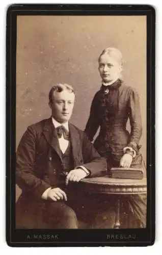 Fotografie A. Massak, Breslau, Schweidnitzer-Str. 16-18, Junges Paar in hübscher Kleidung