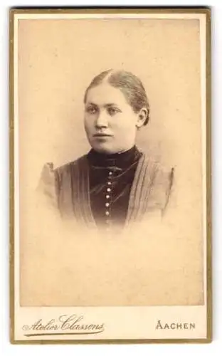 Fotografie August Classens, Aachen, Hochstr. 19, Junge Dame mit zurückgebundenem Haar