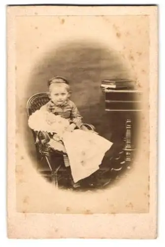 Fotografie unbekannter Fotograf und Ort, Kleines Mädchen im Kleid mit Puppe