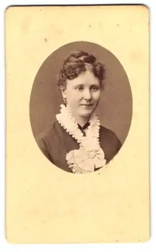 Fotografie Wilhelm Ernst, Hannover, Angerstr. 13 a, Junge Dame mit Hochsteckfrisur und Amulett