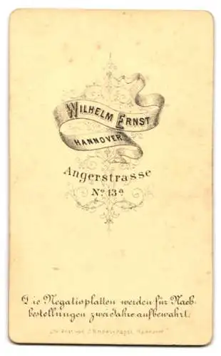 Fotografie Wilhelm Ernst, Hannover, Angerstr. 13 a, Junge Dame mit Hochsteckfrisur und Amulett