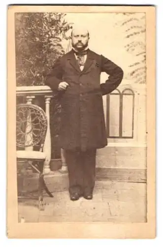 Fotografie unbekannter Fotograf und Ort, Bürgerlicher Herr mit Vollbart
