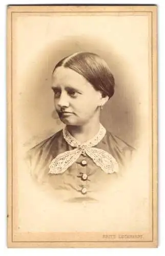Fotografie Fritz Luckhardt, Wien, Leopoldstr., Taborstr. 18, Junge Dame mit zurückgebundenem Haar