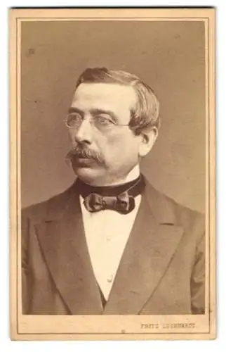 Fotografie Fritz Luckhardt, Wien, Leopoldstr., Taborstr. 18, Eleganter Herr mit Brille und Schnauzbart