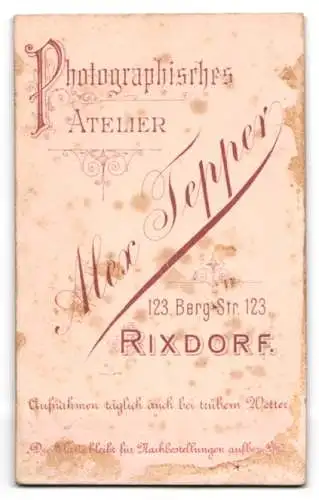 Fotografie Alex Tepper, Rixdorf, Berg-Str. 123, Elegante Dame mit Kreuzkette und Fächer