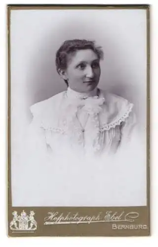 Fotografie Ernst Ebel, Bernburg, Wilhelmstr. 27, Junge Dame im weissen Kleid