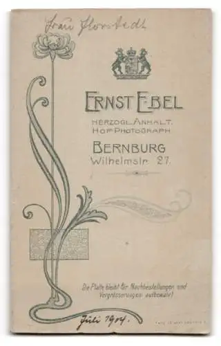 Fotografie Ernst Ebel, Bernburg, Wilhelmstr. 27, Junge Dame im weissen Kleid