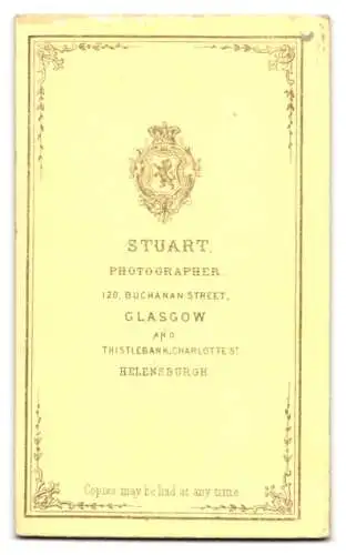 Fotografie Stuart, Glasgow, 120, Buchanan Street, Ältere Dame im Kleid mit Haube