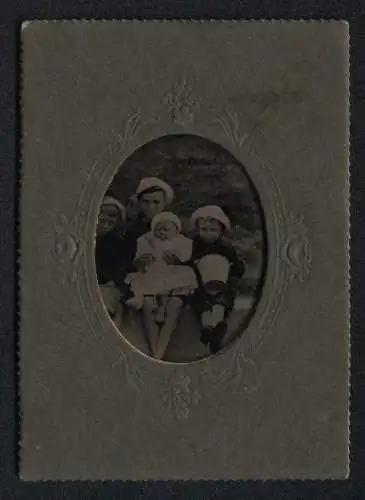 Fotografie Ferrotypie vier Geschwister in Sommerkleidung mit Buddeleimer