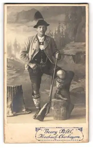 Fotografie Georg Pöltl, Miesbach, bayerischer Herr als Schütze im Tracht mit Scheibenbüchse in einer Studiokulisse