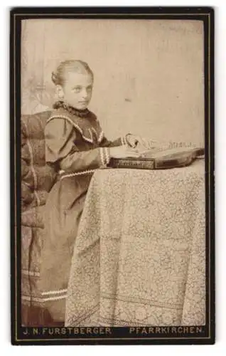 Fotografie J. N. Furstberger, Pfarrkirchen, junges Mädchen spielt Zither im Atelier