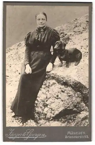 Fotografie Jaeger & goergen, München, Dame im Kleid mit ihrem Dackel Hund an der Seite