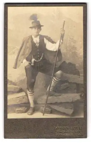 Fotografie Friedrich Nicolai, Bad Aibling, junger Mann in Tracht mit Wanderstock und Lederhose