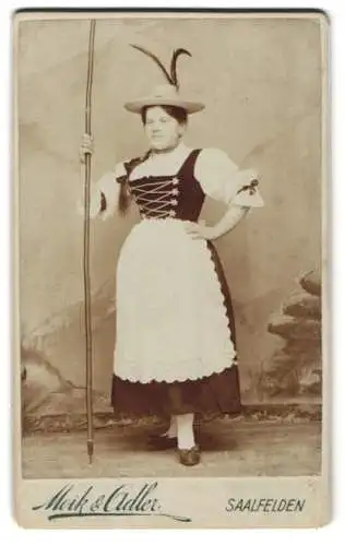 Fotografie Moik & Adler, Saalfelden, Frau im Trachtenkleid mit Federhut und Wanderstock