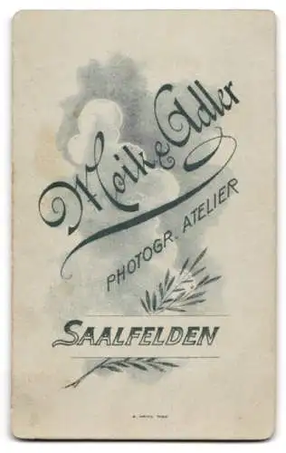 Fotografie Moik & Adler, Saalfelden, Frau im Trachtenkleid mit Federhut und Wanderstock