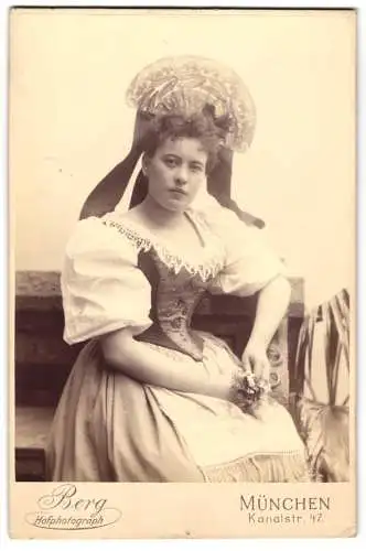 Fotografie Carl Berg, München, junge Dame im Trachtenkleid mit Kopfschmuck