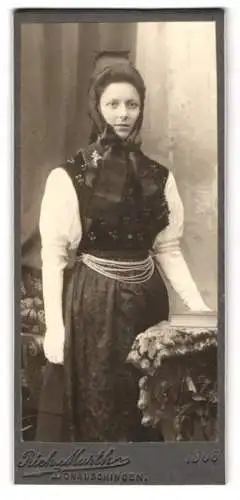 Fotografie Rich. Marth, Donaueschingen, jung Frau Klara im Trachtenkleid mit Kopfbedeckung, 1906