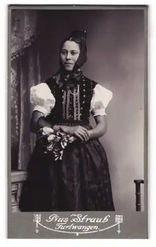 Fotografie Pius Straub, Furtwangen, junge Dame im Trachtenkleid Schwarzwald mit Blumenstrauss