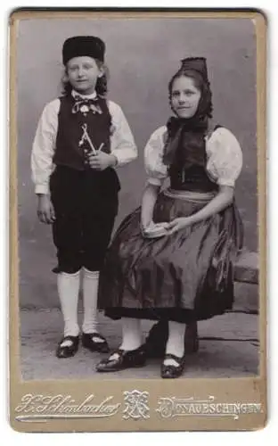 Fotografie X. Schönbucher, Donaueschingen, zwei niedliche Kinder in Tracht aus dem Schwarzwald