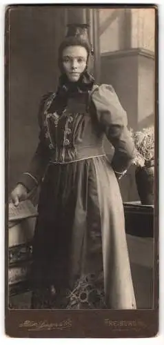Fotografie Samson & Co., Freiburg i. B., junge Frau im Trachtenkleid mit Trachtenhut