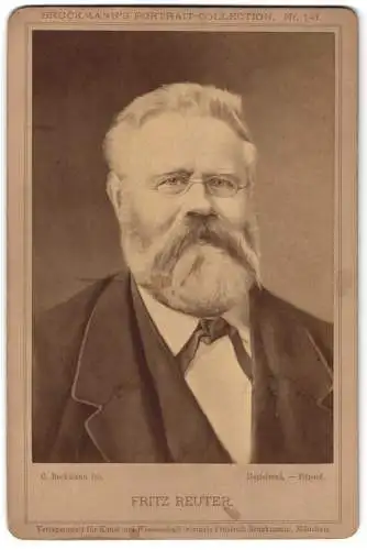 Fotografie F. Bruckmann, München, Portrait Fritz Reuter im Anzug mit Brille, nach C. Beckmann