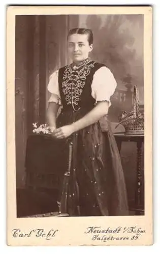 Fotografie Carl Gehl, Neustadt i. Schw., junge Frau im Trachtenkleid mit Halskette