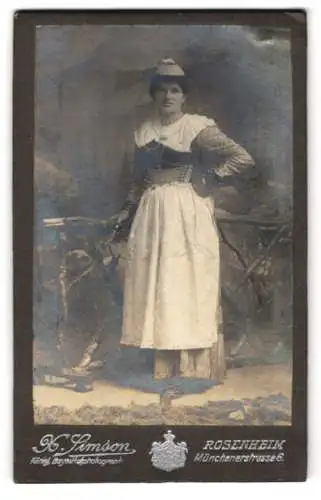 Fotografie X. Simson, Rosenheim, Dame in Tracht mit Schürze und Hut