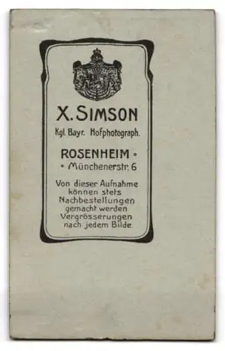 Fotografie X. Simson, Rosenheim, Dame in Tracht mit Schürze und Hut