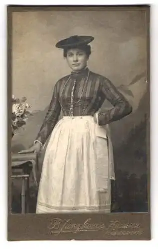 Fotografie B. Jungkunz, Miesbach, junge Dame im Tracht mit Schürze und Hut
