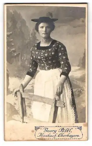 Fotografie Georg Pöltl, Miesbach, junge Frau im gemusterten Trachtenkleid mit Hut und Schürze