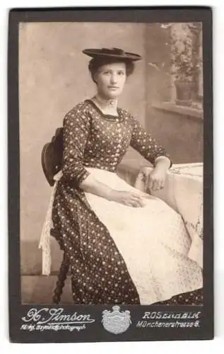 Fotografie X. Simson, Rosenheim, junge Frau im Blümchenkleid mit Trachtenhut und Schürze