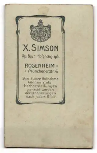 Fotografie X. Simson, Rosenheim, junge Frau im Blümchenkleid mit Trachtenhut und Schürze